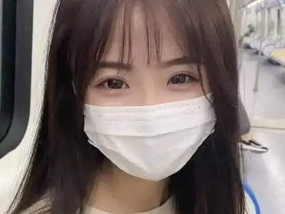 最近很火的地铁戴口罩的小姐姐_地铁口罩小女孩_地铁不戴口罩女 - 抖