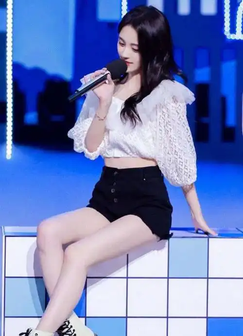 鞠婧祎真的苗条吗落座照被疯传网友小肚子肉感十足