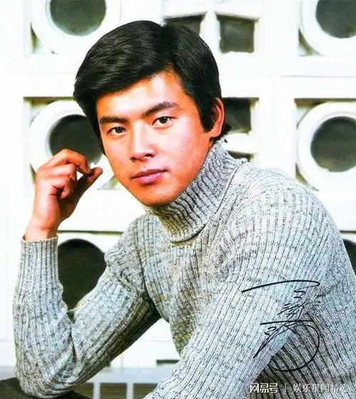 七十年代男青年都模仿三浦友和的发型女青年都喜欢他的单眼皮