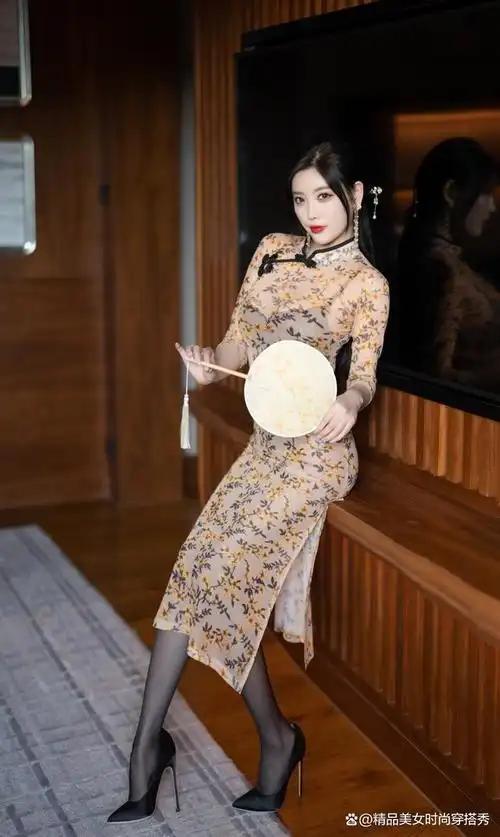 现在大多数的旗袍都十分的有现代的时尚风雅,同时又不失古典的唯美