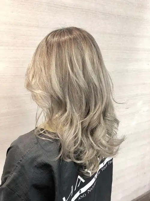 完美飘逸的渐变色长发国外妹子的最爱