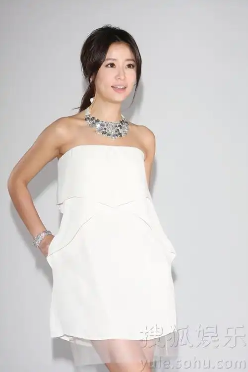 林心如为吴辰君当伴娘 纯白抹胸秀香肩