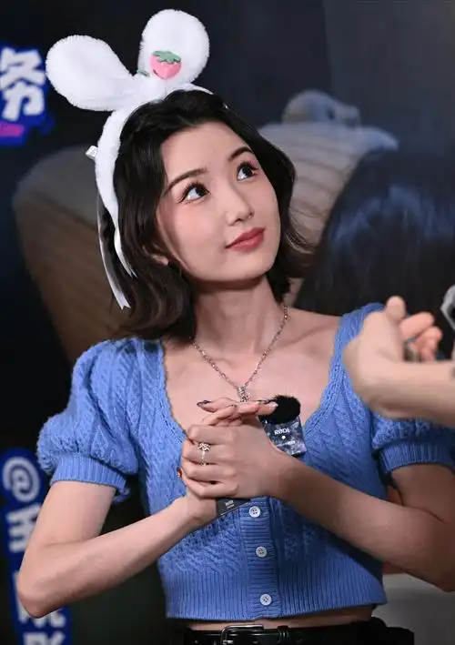 看了毛晓彤的生图,我觉得说她二十多岁都不为过!_颜色_服装_效果