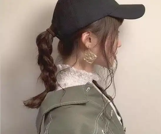 戴棒球帽的女生发型怎么扎好看