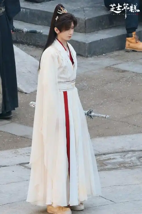 舞剑的动作真的好帅气好自然!#成毅新造型舞剑路透