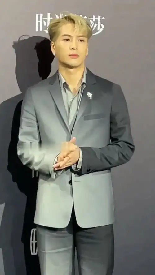 王嘉尔#乌云灰渐变西装,好久没走红毯的嘎嘎有点放不开啊哈哈哈
