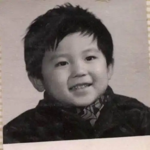 中七大"萌娃"童年照聚齐,邓超你是认真的吗】照片中的王祖蓝正在上