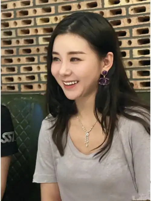 李小萌晒自拍美照,过年略显发福有双下巴,自称胖到需要安慰