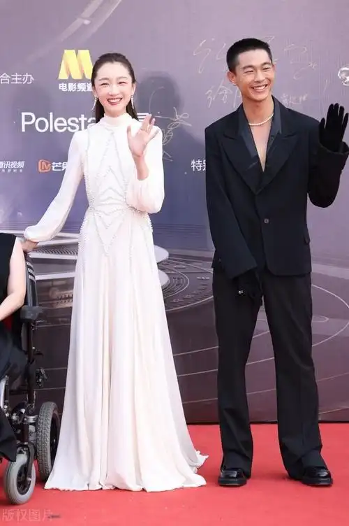 周冬雨(zhou dongyu)是一位中国女演员,出生于1992年1月31日,出生地为