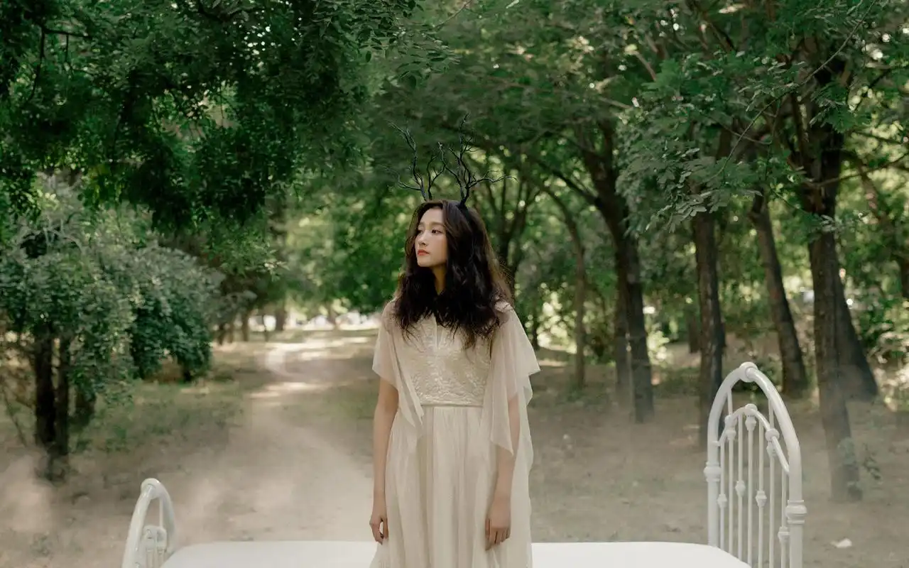 关晓彤仙气十足的森系写真图片桌面壁纸