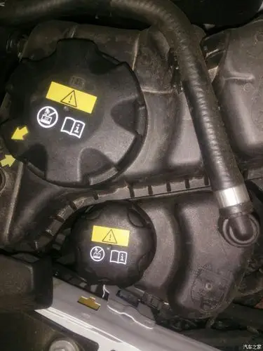 这两个标志是不是加发动机水的