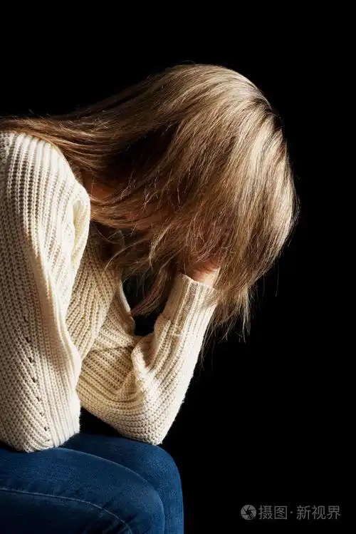 悲伤的女人照片-正版商用图片1f0ysd-摄图新视界