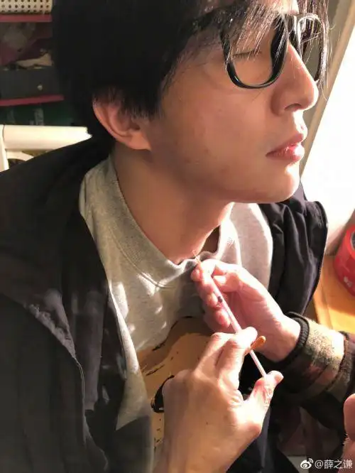薛之谦惊患喉炎 针筒注射喉咙吓坏粉丝_tom明星