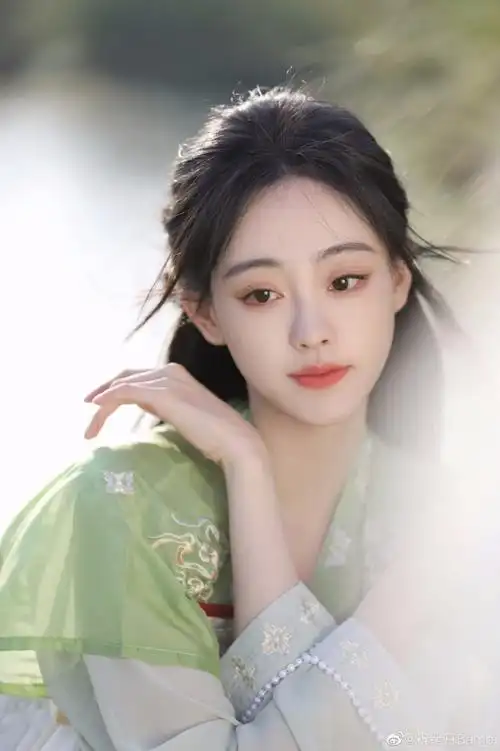 祝绪丹晒湖边古风写真长发绿衣灵动似仙女