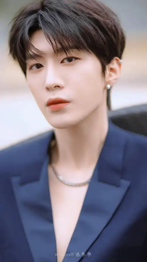 底 线 在哪里?营业视 频 在哪里?想看动态的谢谢#范丞丞戴的耳钉