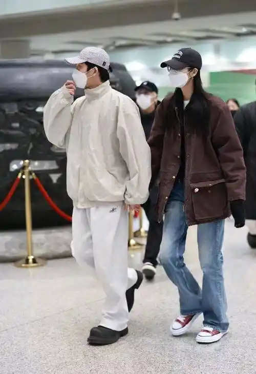 井柏然刘雯李荣浩泰国游回国,俩男神鞋子是亮点,偶像包袱有点重