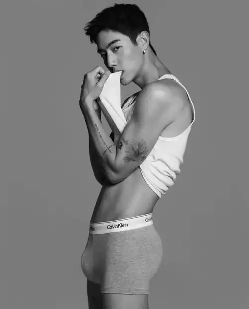 在这段广告中,段宜恩展现出了一个男人最完美的状态,他的每一个动作