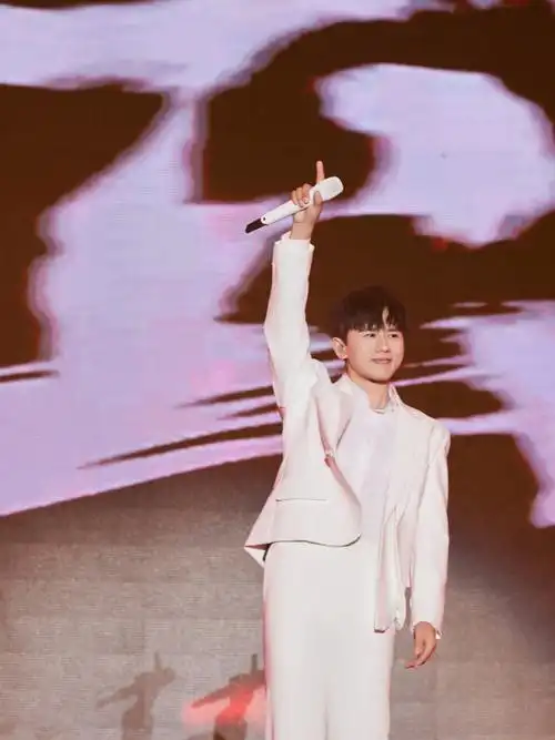 张杰在"民族团结进步文艺宣传活动"中演唱歌曲《少年中国说》