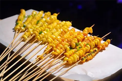 要说更绝的.就是这玉米粒了.一粒粒穿进竹签~这得花费多少时间啊.