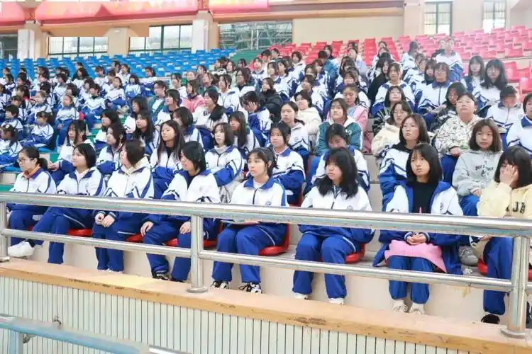 防校园欺凌为成长护航西山学校开展预防校园欺凌培训讲座活动