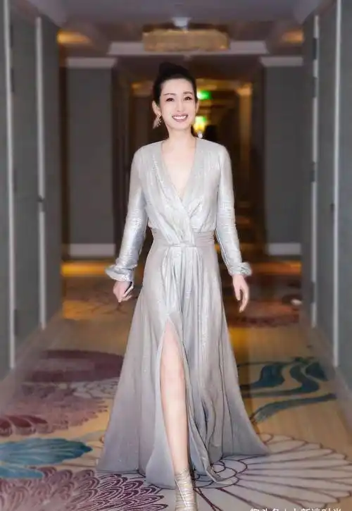 秦海璐中年时期愈发时尚,深v时尚裙也敢穿,开衩这么高不嫌尴尬_年龄