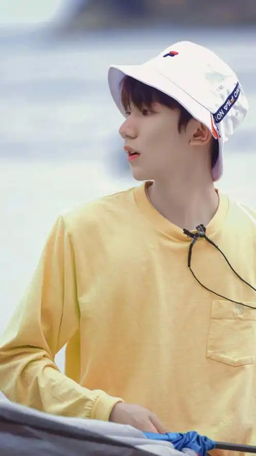 王源神级侧颜绝杀图 是比好看还特别的存在呀