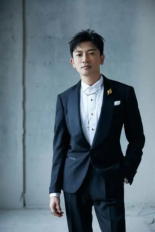 精致西装绅士亮相颁奖典礼 苏有朋谈亚新奖评审感受6月21日晚,第22届