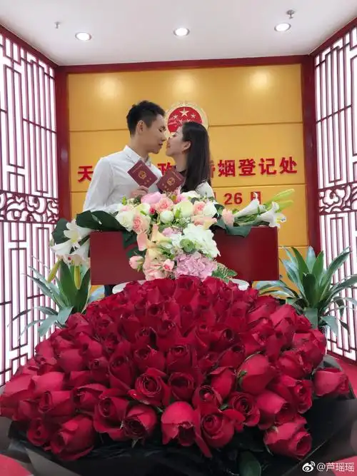 恒大悍将娇妻晒结婚证 蜂腰美腿令人艳羡