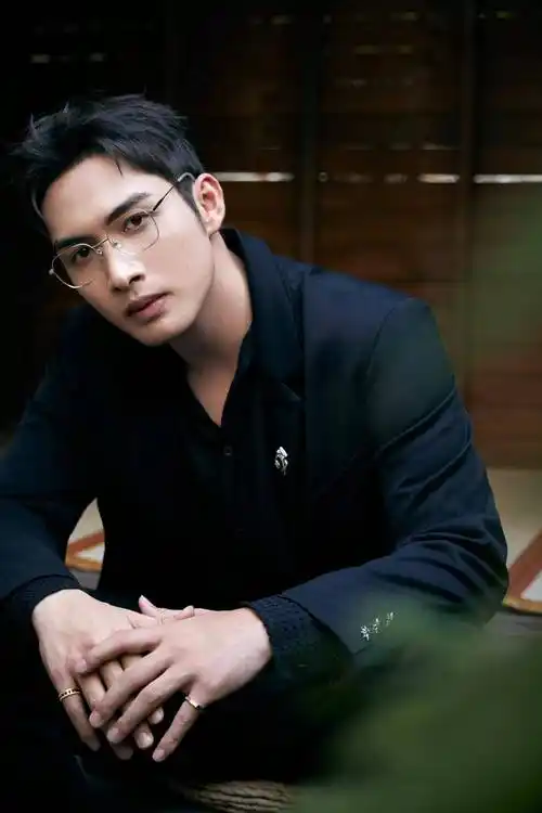 男星张彬彬时尚写真:温润如玉,翩翩公子