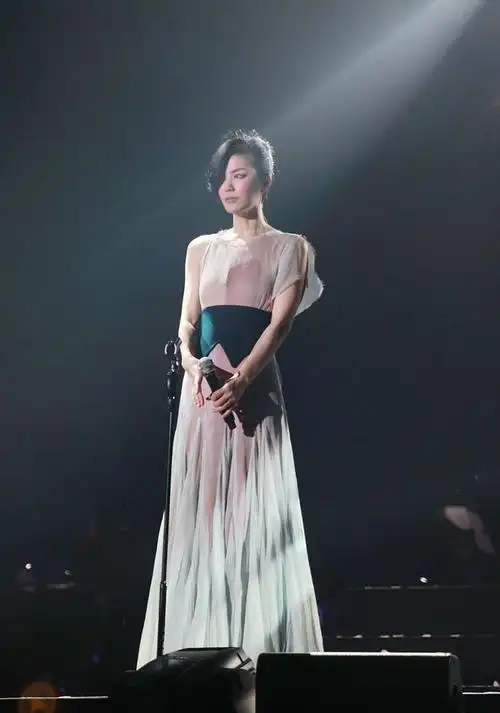 真除了日常生活中的穿搭十分时髦前卫,舞台上的王菲也大放异彩,身穿白