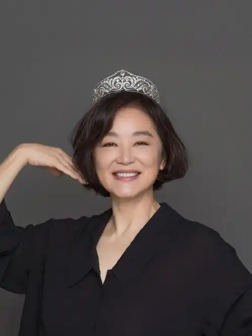 68岁林青霞素颜照曝光,略微发福皮肤松弛,戴155万钻石手镯抢镜|林青霞