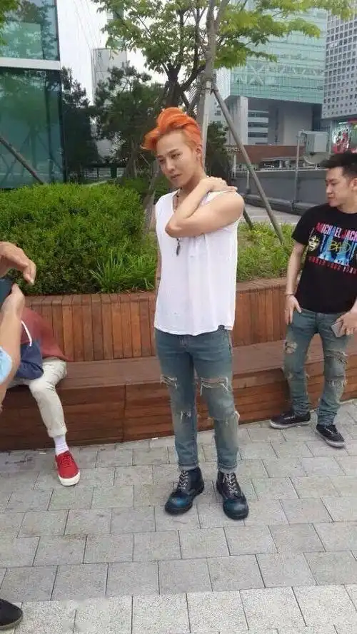 身高差萌权志龙和经纪人蠢浩同款牛仔裤