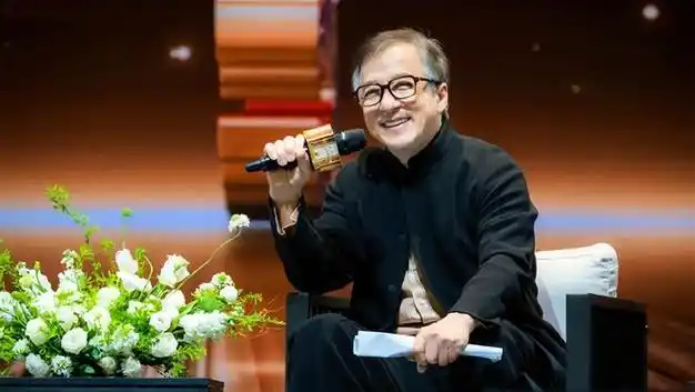 成龙的退休生活到底有多爽各种豪车随便开名下还有不少的存款