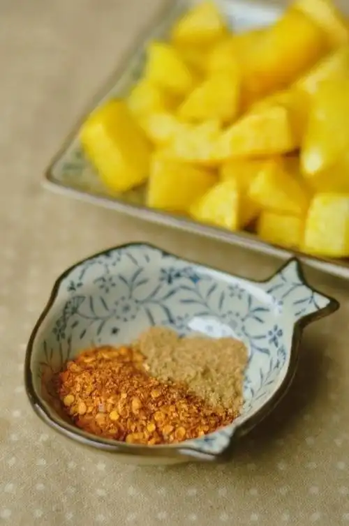 【孜然土豆】原料:孜然粉 辣椒粉 盐油水 做法: 1.