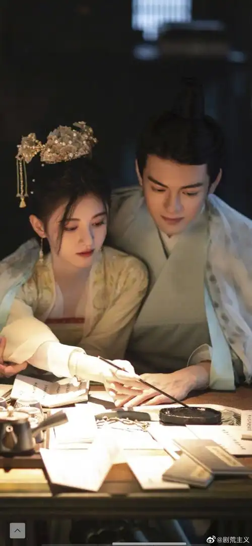 根据吱吱同名言情小说改编鞠婧祎曾舜晞双主演物料海报造型