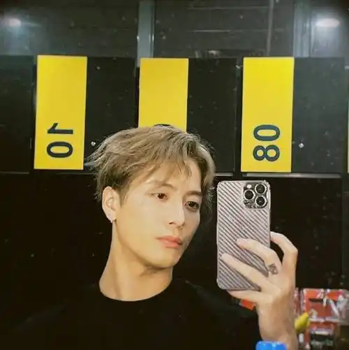 王嘉尔嘟嘴比心后台照