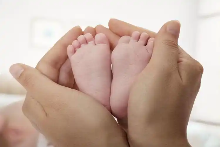 宝宝展示小脚趾绝技:瞬间分开和床垫呈"90°",越复位越倔强