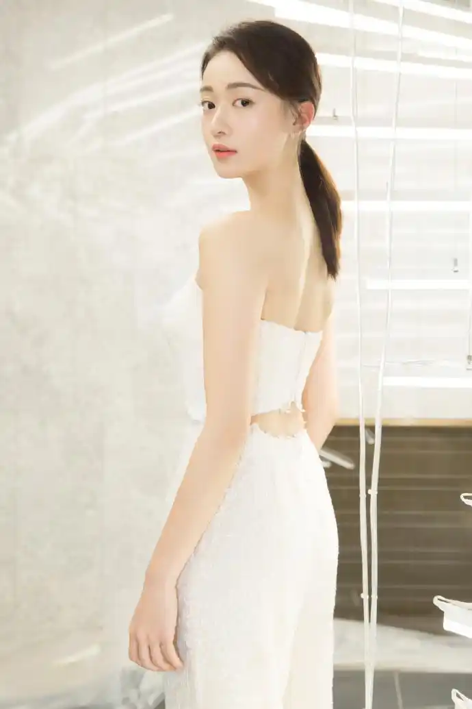 吴谨言抹胸连衣裤性感迷人写真图片