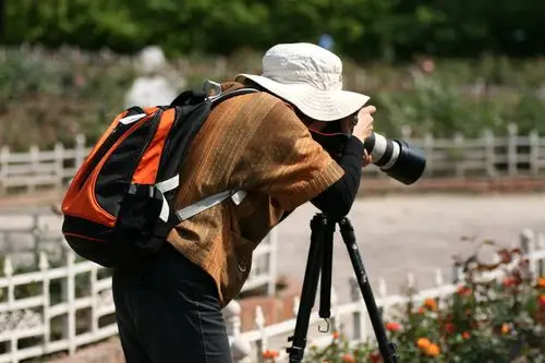 欢快的舞者与专注的摄者