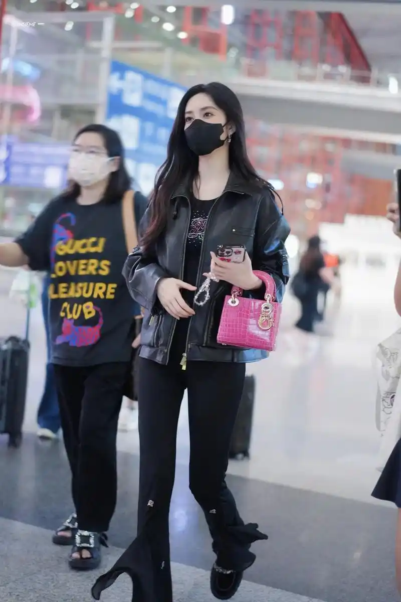 演员@孟子义 深夜机场look!黑色皮外 - 抖音