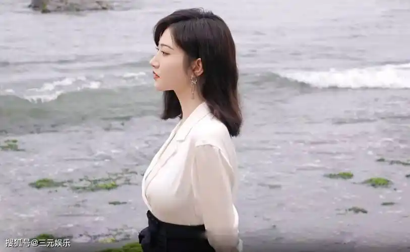 穿西装上班女人味十足,侧身状态羡煞旁人_网友_显得_女孩子