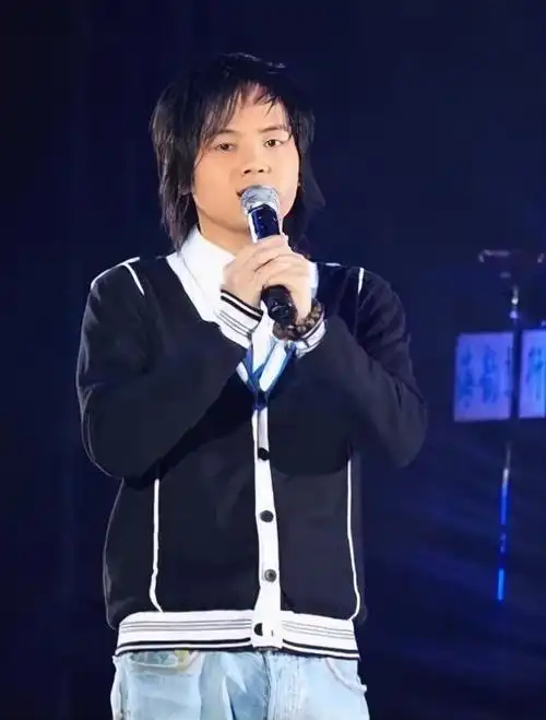 郑源17岁开演唱会,19岁唱歌日赚万元,拒上春晚却无人敢说耍大牌