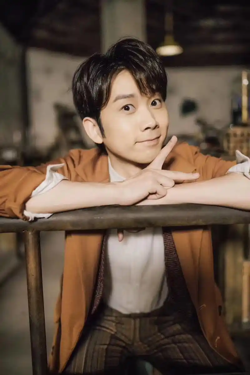 1988年2月17日出生于辽宁,中国内地男歌手,演员,主持人,开心麻花签约