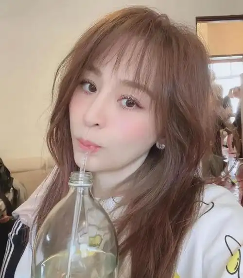 王心凌素颜照反差太大,笑容僵硬疑整容失败,深圳商演天价惹非议