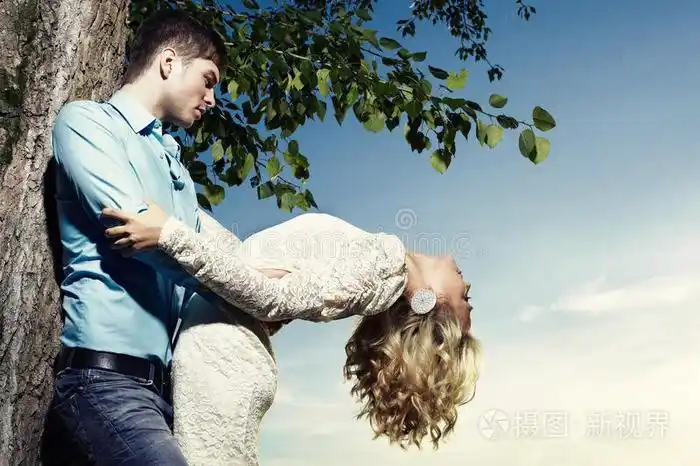 情人节公园户外拥抱情侣写真年轻热吻幸福情侣年轻幸福的一对亲密的