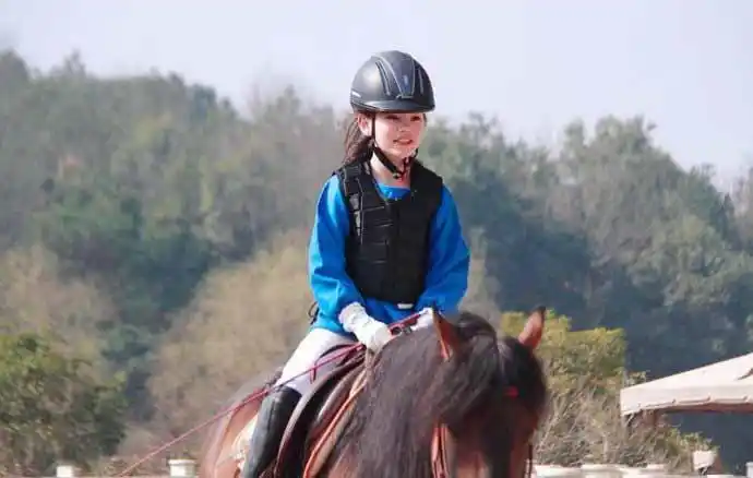 周嘉诚哥哥周泽西骑马