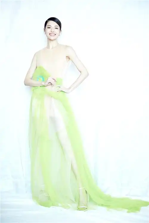 钟楚曦一袭绿裙惊艳写真