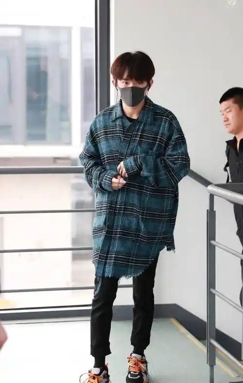 易烊千玺不仅多才多艺,还超会穿,难怪被称赞是青少年的标准示范_look