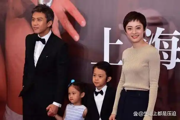 鹿晗举办演唱会时,邓超拿到门票却没有公开露面,引发人们的困惑和担忧