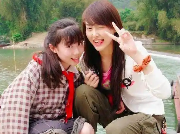 罗晋老婆上学很机灵,唐嫣与同学去湖边拍照留念,比 v娇俏又可爱_时候